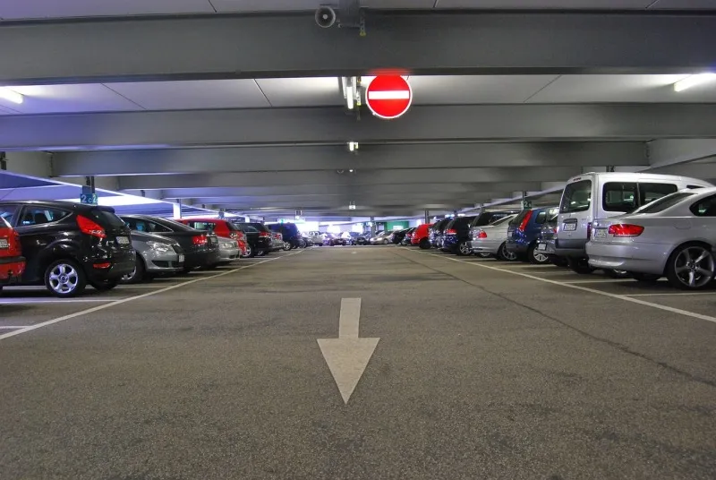 Oznakowanie parkingów – o czym warto pamiętać przy wyborze znaków?